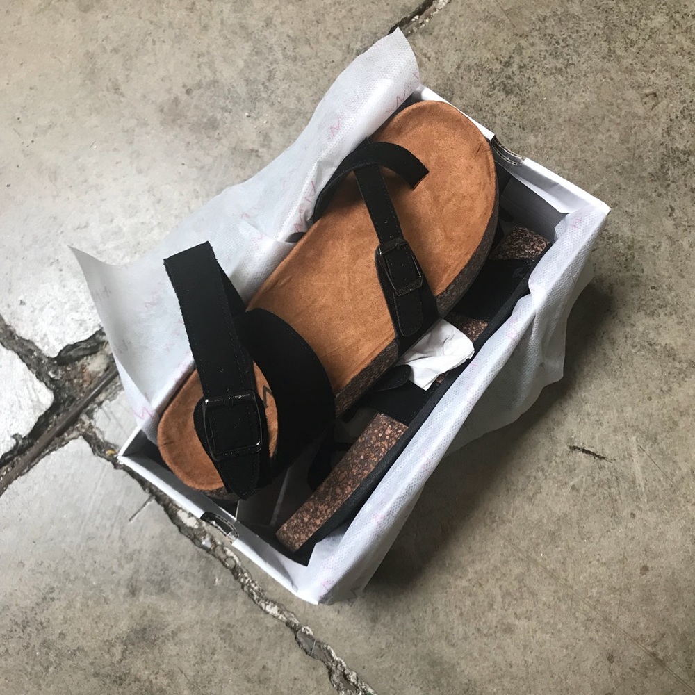 Black or white strappy buckled cork sandals - Picture 5 of 8